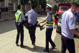 當(dāng)民警遇上碰瓷，這樣執(zhí)法讓我驚呆了